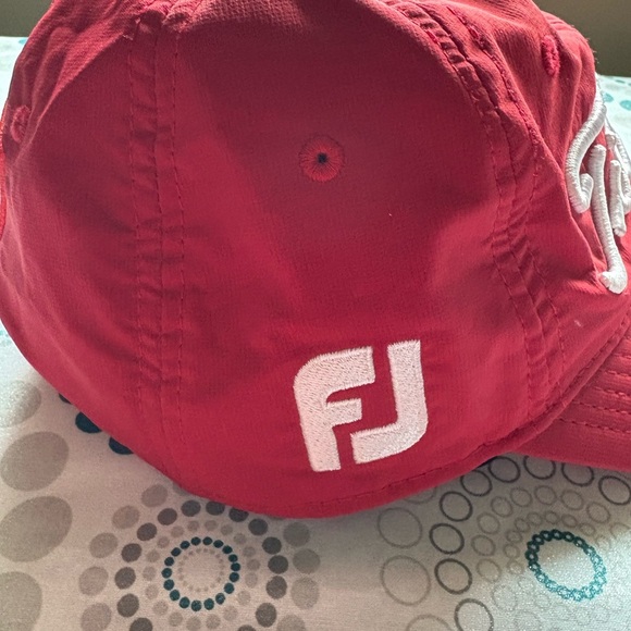MENS Red Titleist golf
Foot joy
ProV one
Red label
Adjustable Golf cap
Hot Cap - Picture 5 of 8